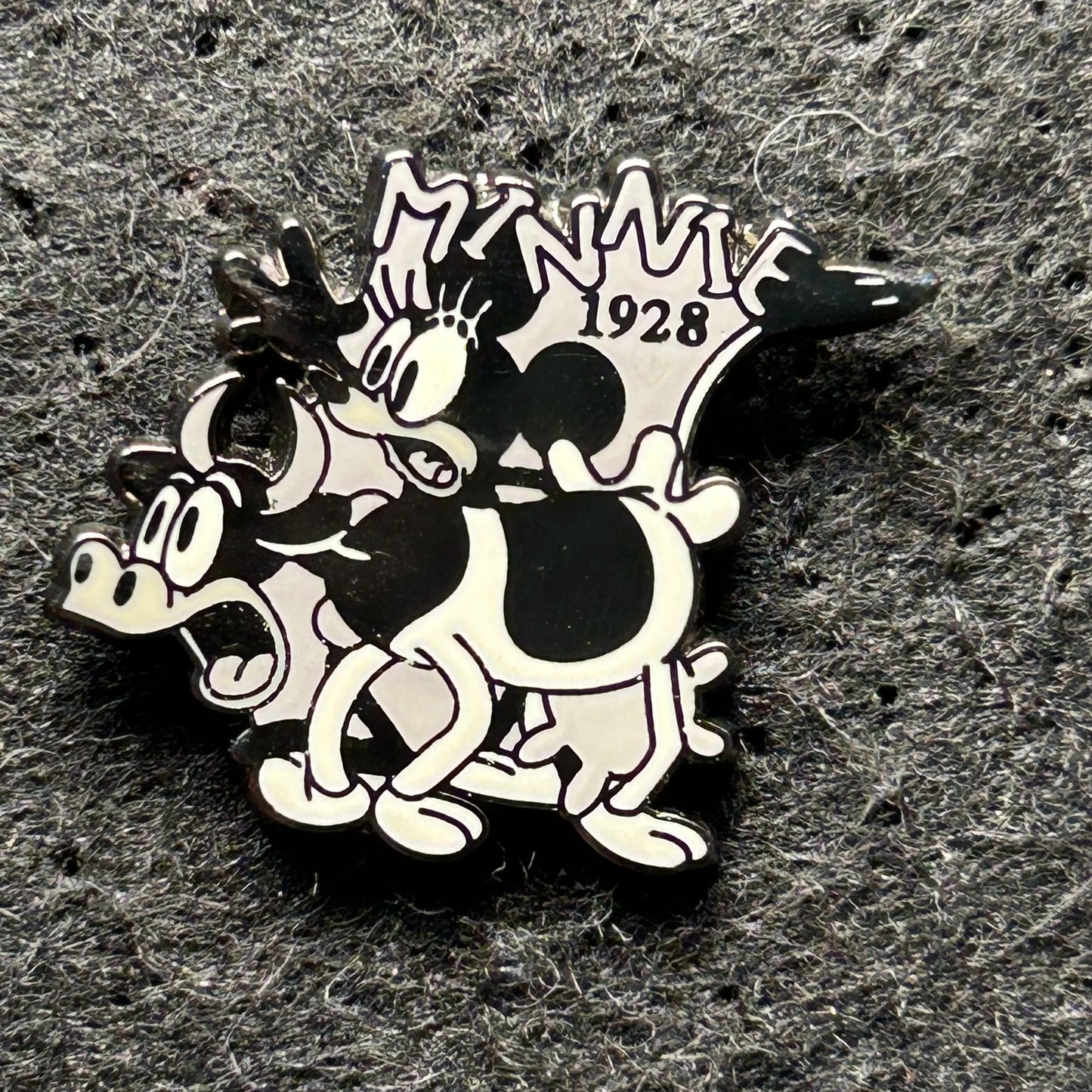 2001 - Minnie Mouse and Clarabelle - Disney Pin