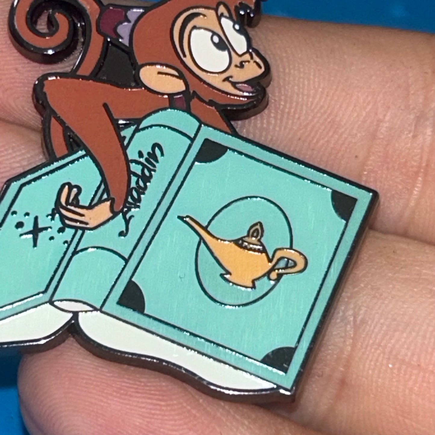Loungefly - Abu With Book - Aladdin - Disney Pin