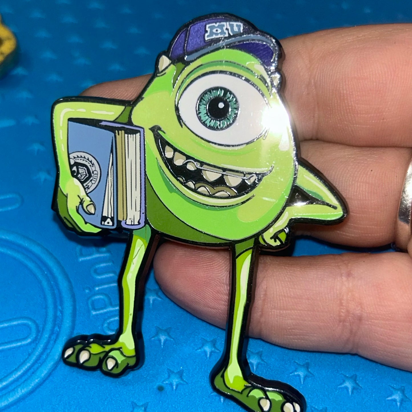 FIG PIN - Mike Wazowski - Holding Book - LR - Disney Pin