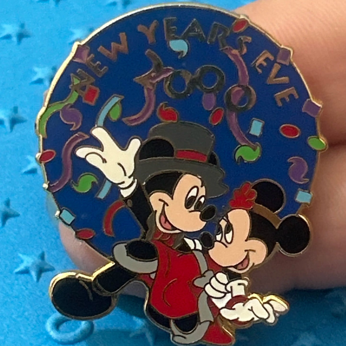 2000 - Mickey and Minnie Mouse - New Years Eve - LE 7,500 - Pin