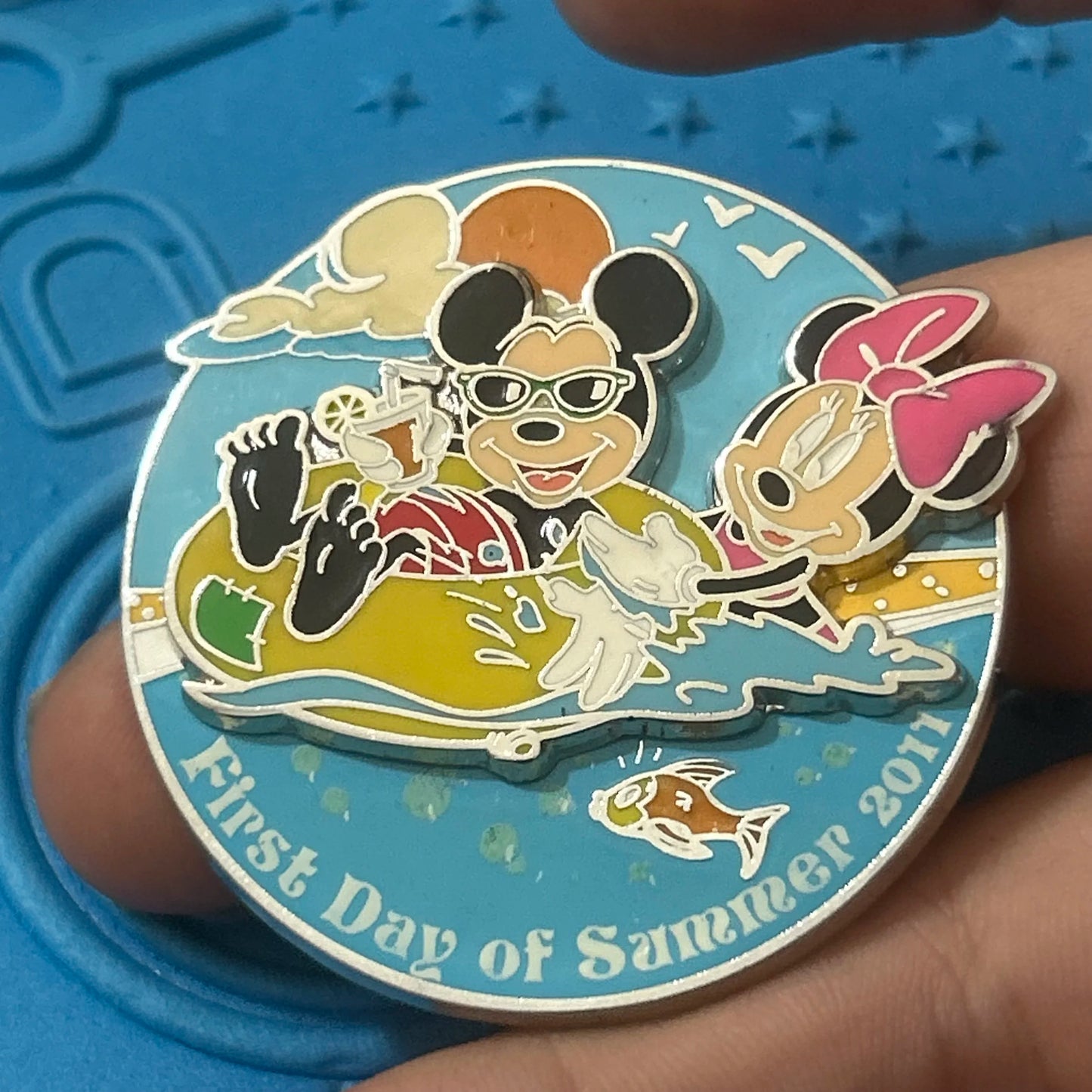 2011 - Mickey and Minnie Mouse - First Day Of Summer - LE 1,000 - Disney Pin