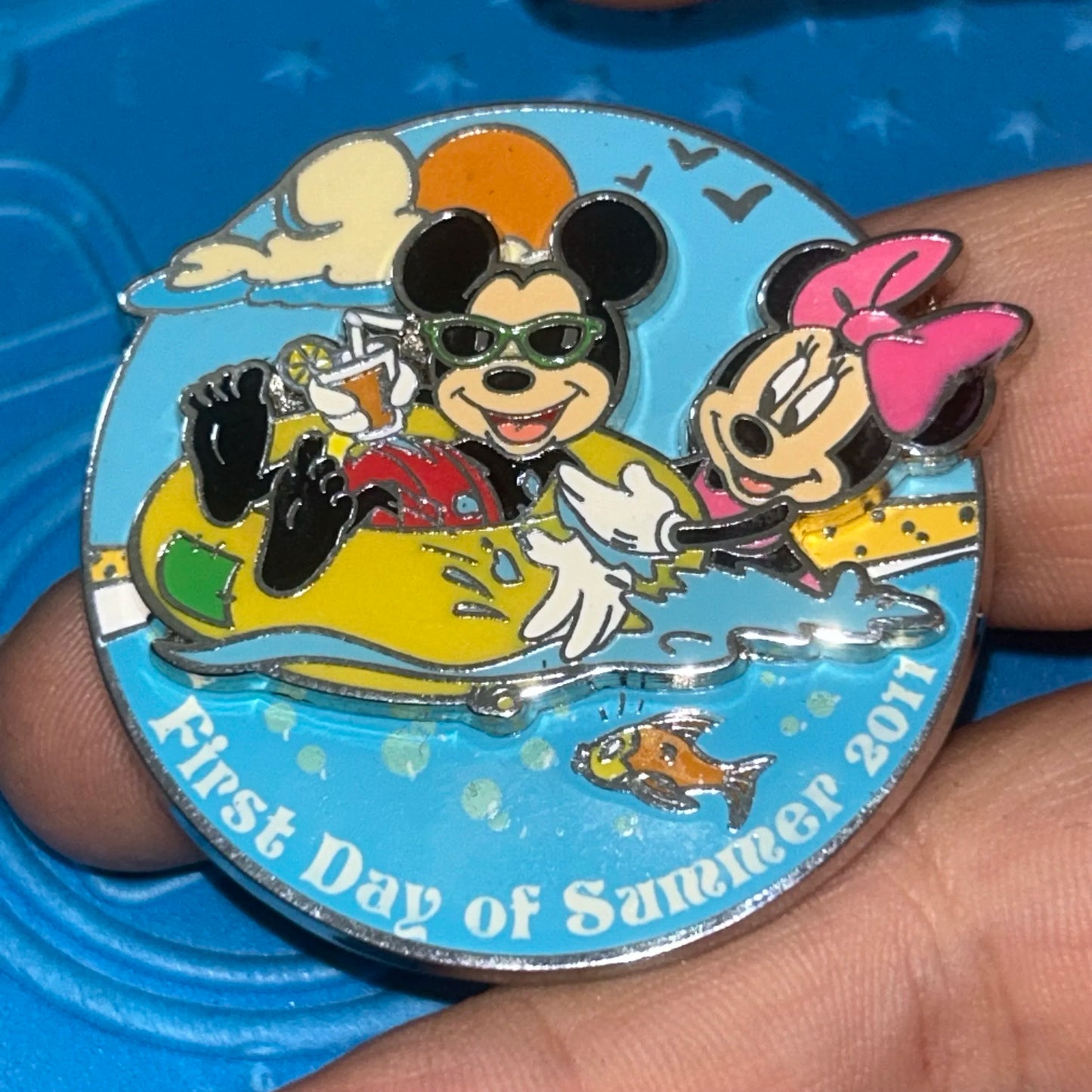 2011 - Mickey and Minnie Mouse - First Day Of Summer - LE 1,000 - Disney Pin
