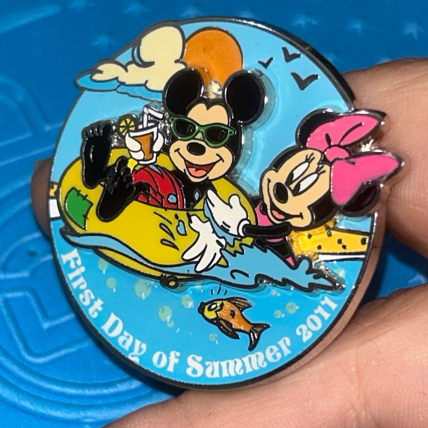 2011 - Mickey and Minnie Mouse - First Day Of Summer - LE 1,000 - Disney Pin