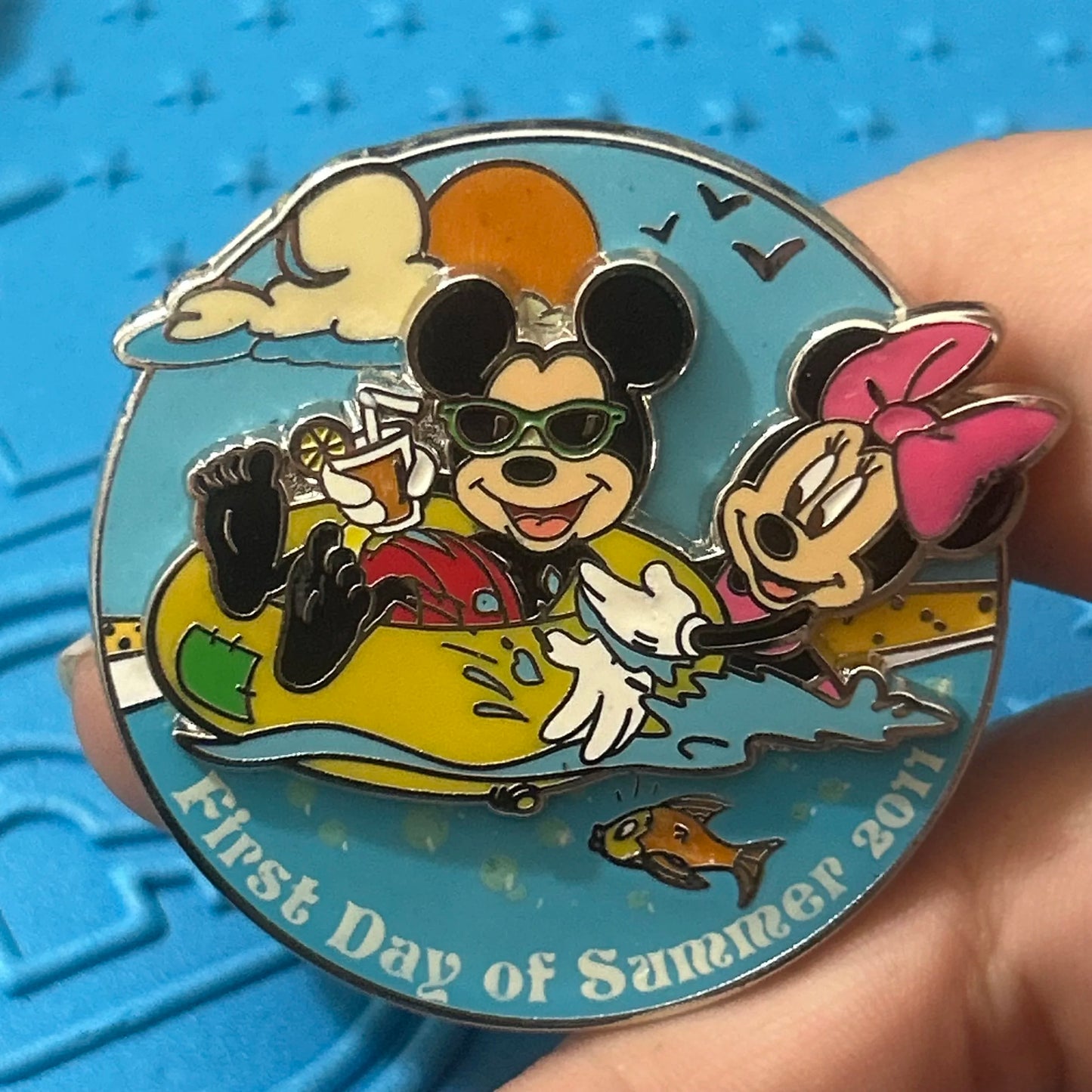 2011 - Mickey and Minnie Mouse - First Day Of Summer - LE 1,000 - Disney Pin