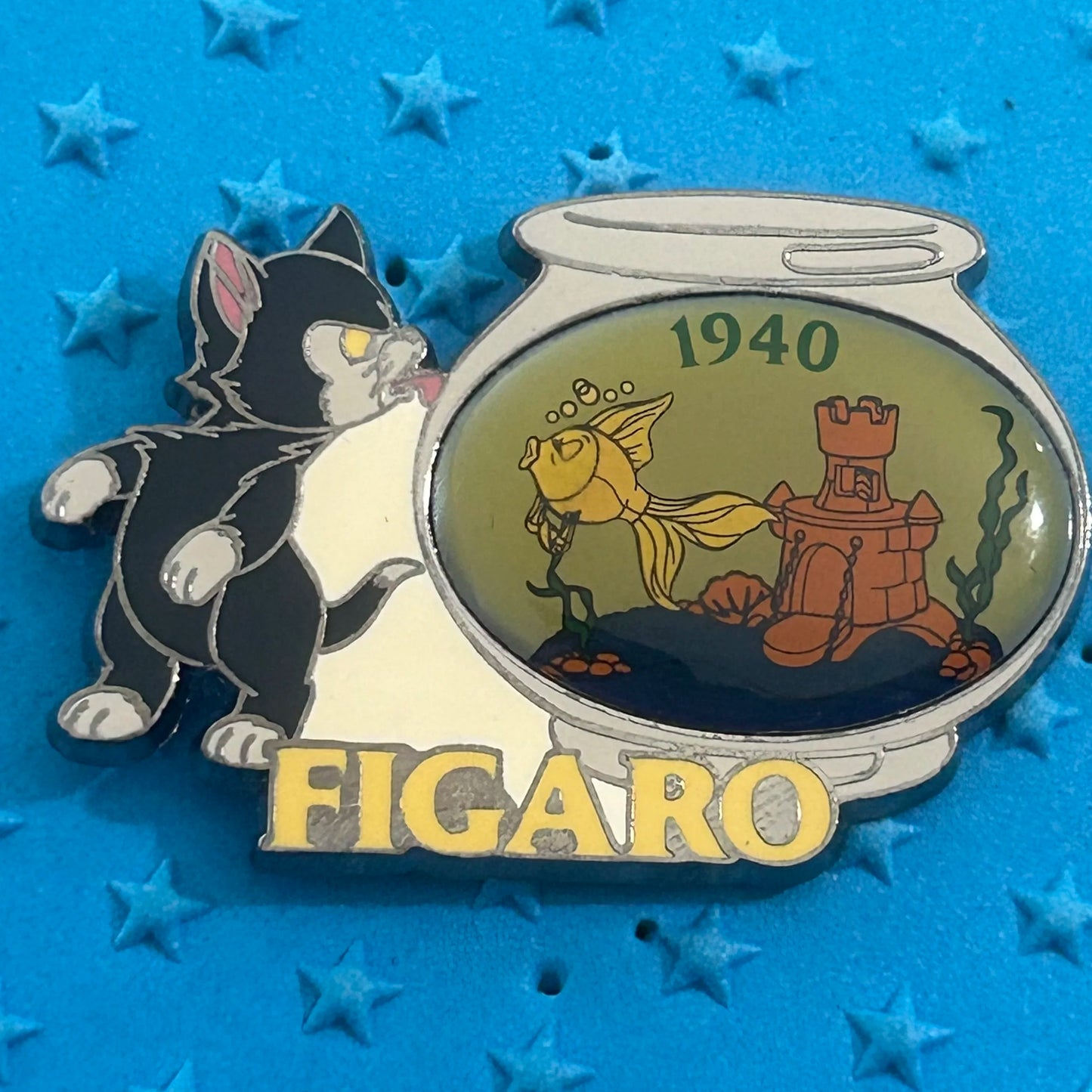 2001 - Figaro and Cleo - Lickin the Fish Bowl - Disney Pin