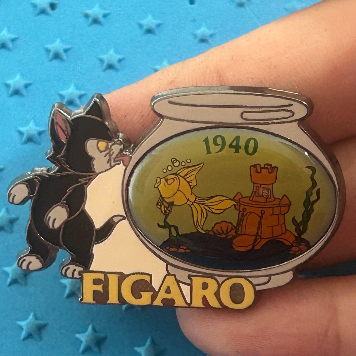 2001 - Figaro and Cleo - Lickin the Fish Bowl - Disney Pin