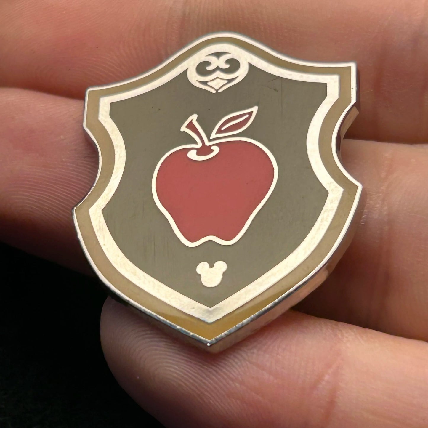 2018 - Apple - Snow White - Princess Crest Series - Hidden Mickey Pin