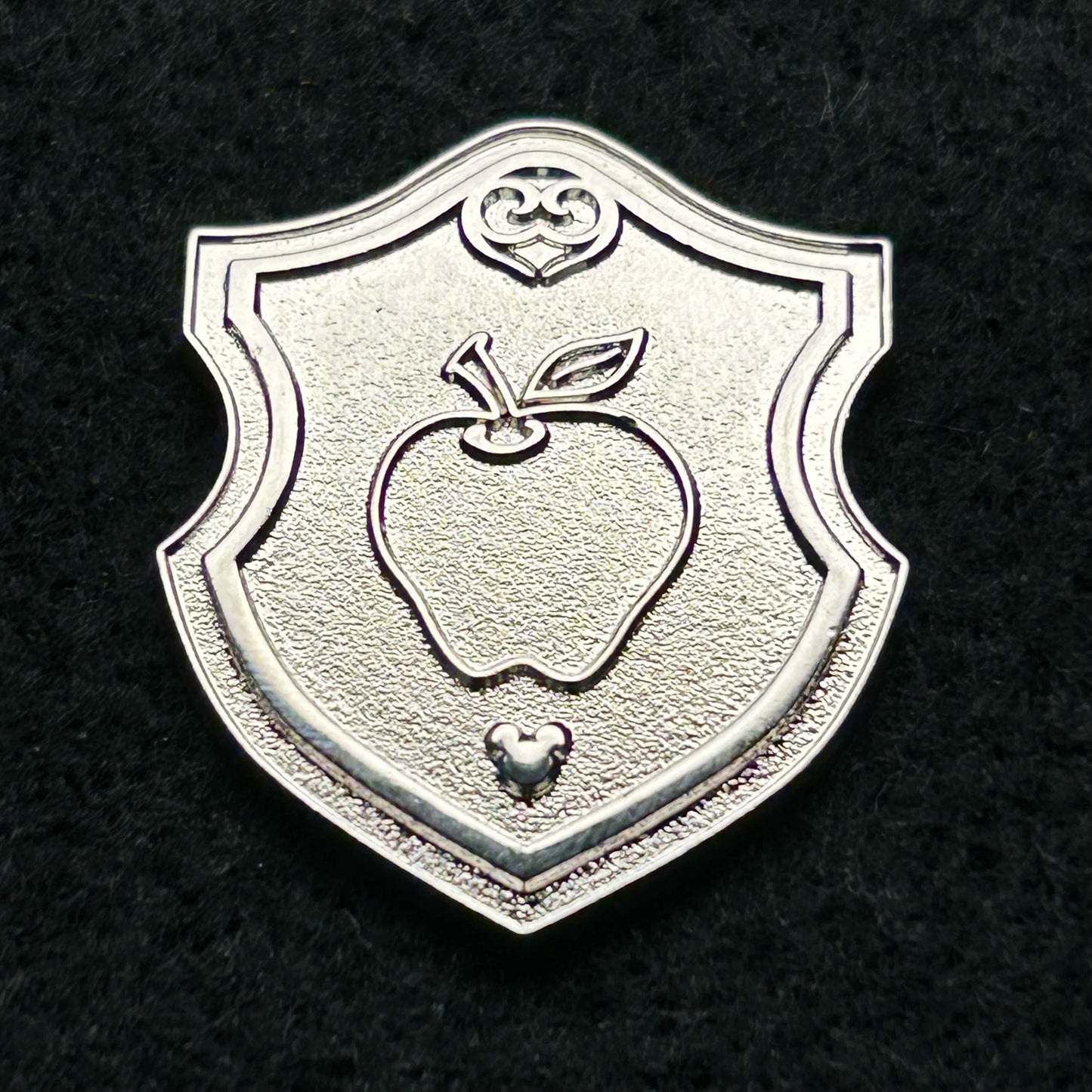 2018 - Apple - Princess Crest - Snow White - Hidden Mickey - Silver Chaser - Disney Pin