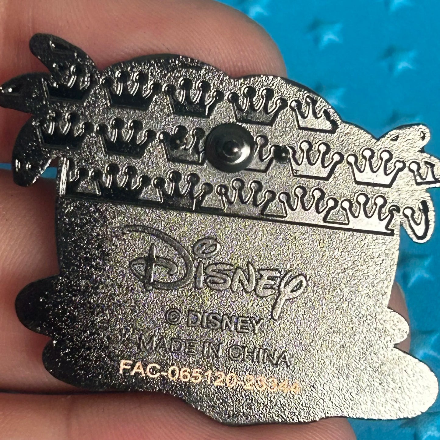 2024 - Loungefly - Daisy Duck - Lounging on Beach - Sunset - Disney Pin
