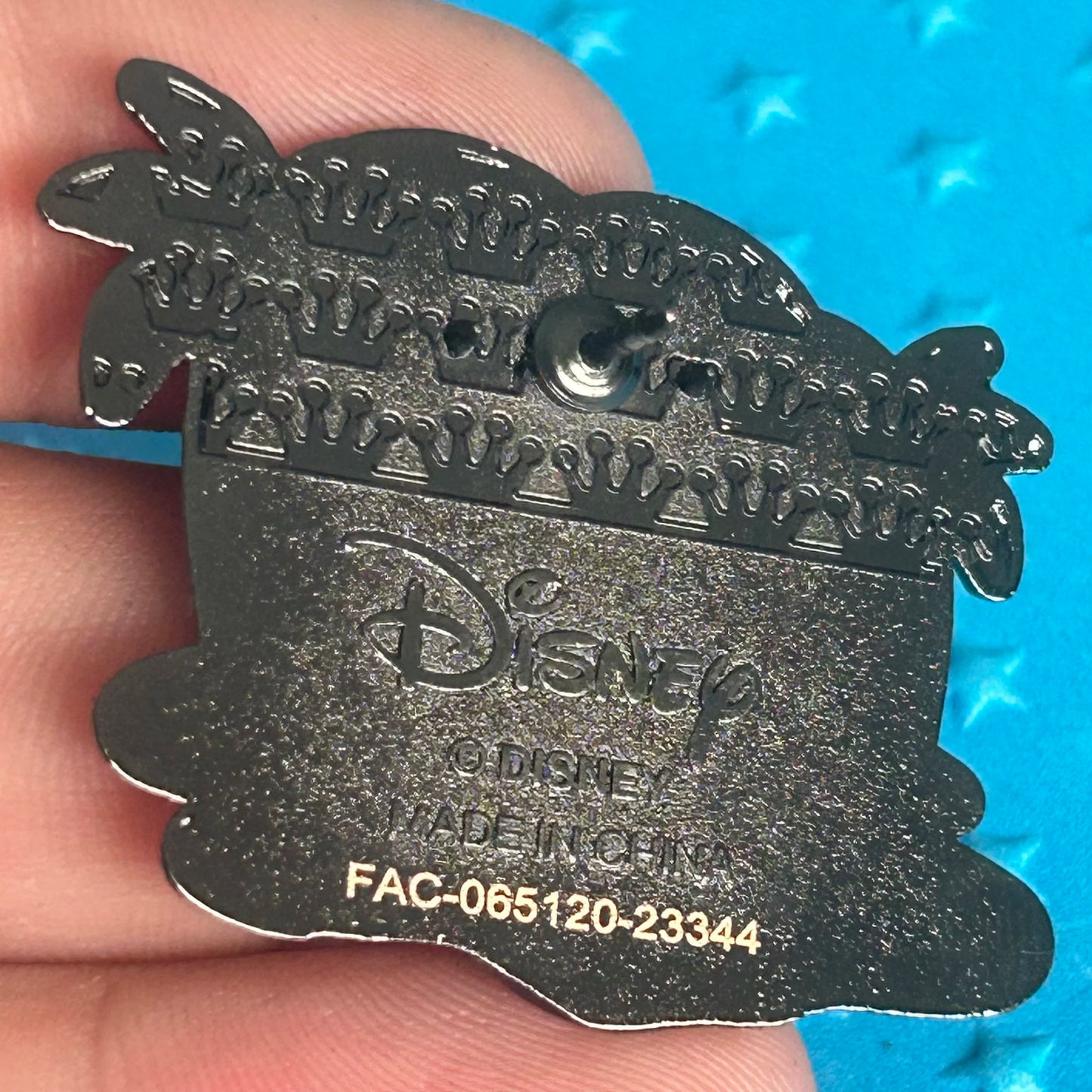 2024 - Loungefly - Daisy Duck - Lounging on Beach - Sunset - Disney Pin