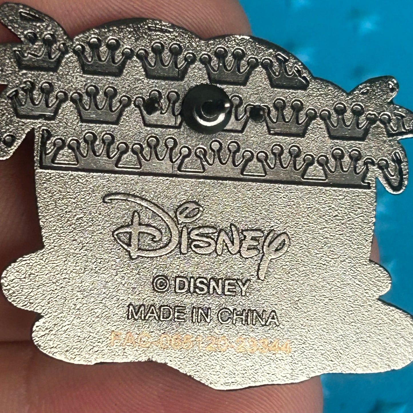 2024 - Loungefly - Daisy Duck - Lounging on Beach - Sunset - Disney Pin