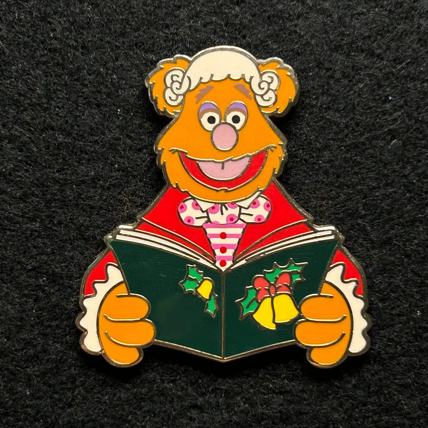2022 - Fozzie Bear - Muppets Studio - Christmas Caroling - LR - Disney Pin