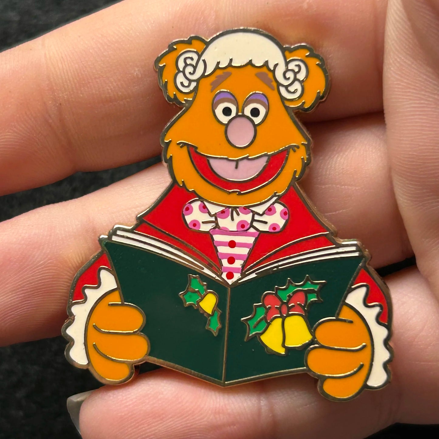 2022 - Fozzie Bear - Muppets Studio - Christmas Caroling - LR - Disney Pin