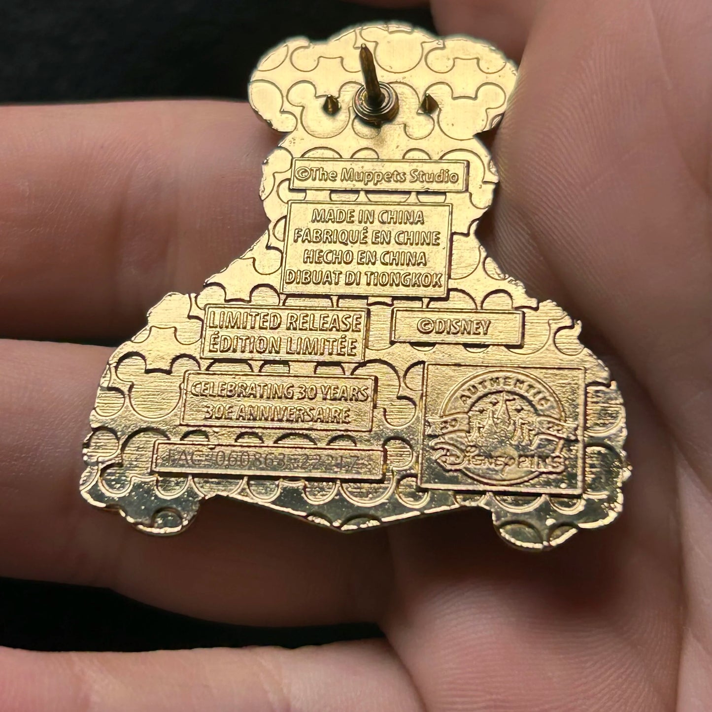 2022 - Fozzie Bear - Muppets Studio - Christmas Caroling - LR - Disney Pin