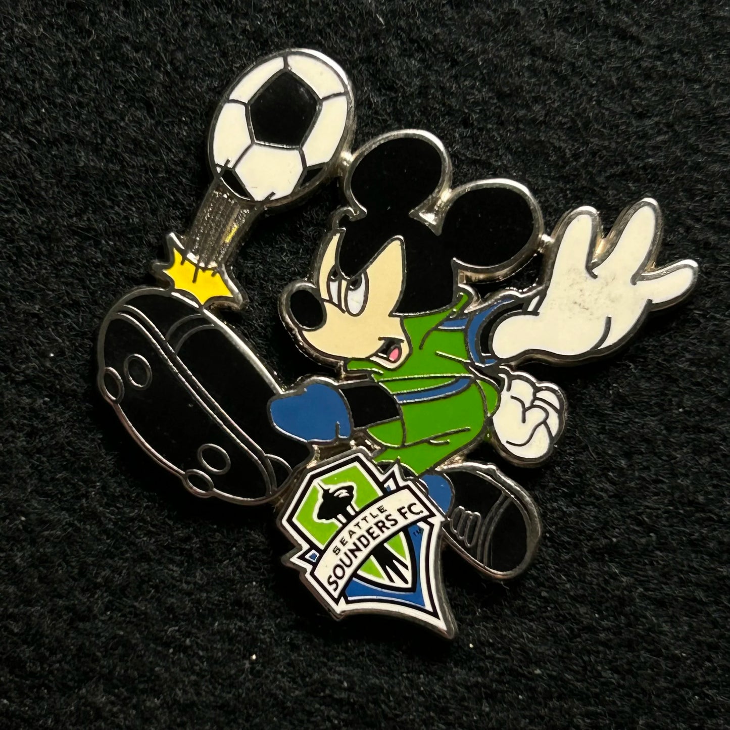 2016 - Mickey Mouse Kicking Ball - Seattle Sounders - Soccer Series - Disney Pin