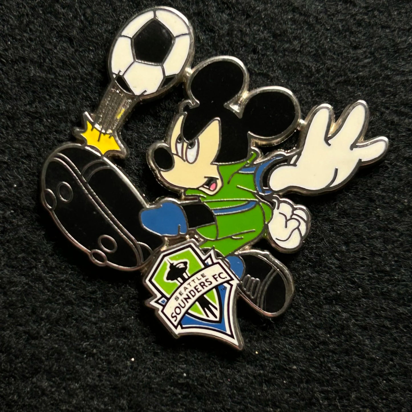 2016 - Mickey Mouse Kicking Ball - Seattle Sounders - Soccer Series - Disney Pin