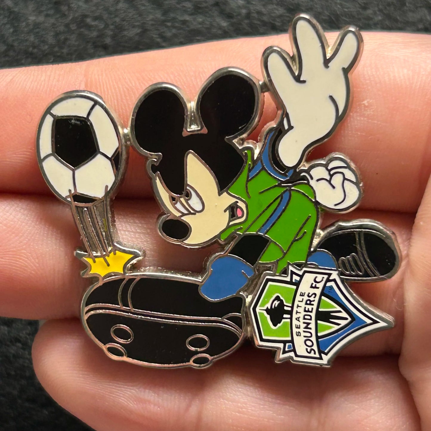 2016 - Mickey Mouse Kicking Ball - Seattle Sounders - Soccer Series - Disney Pin
