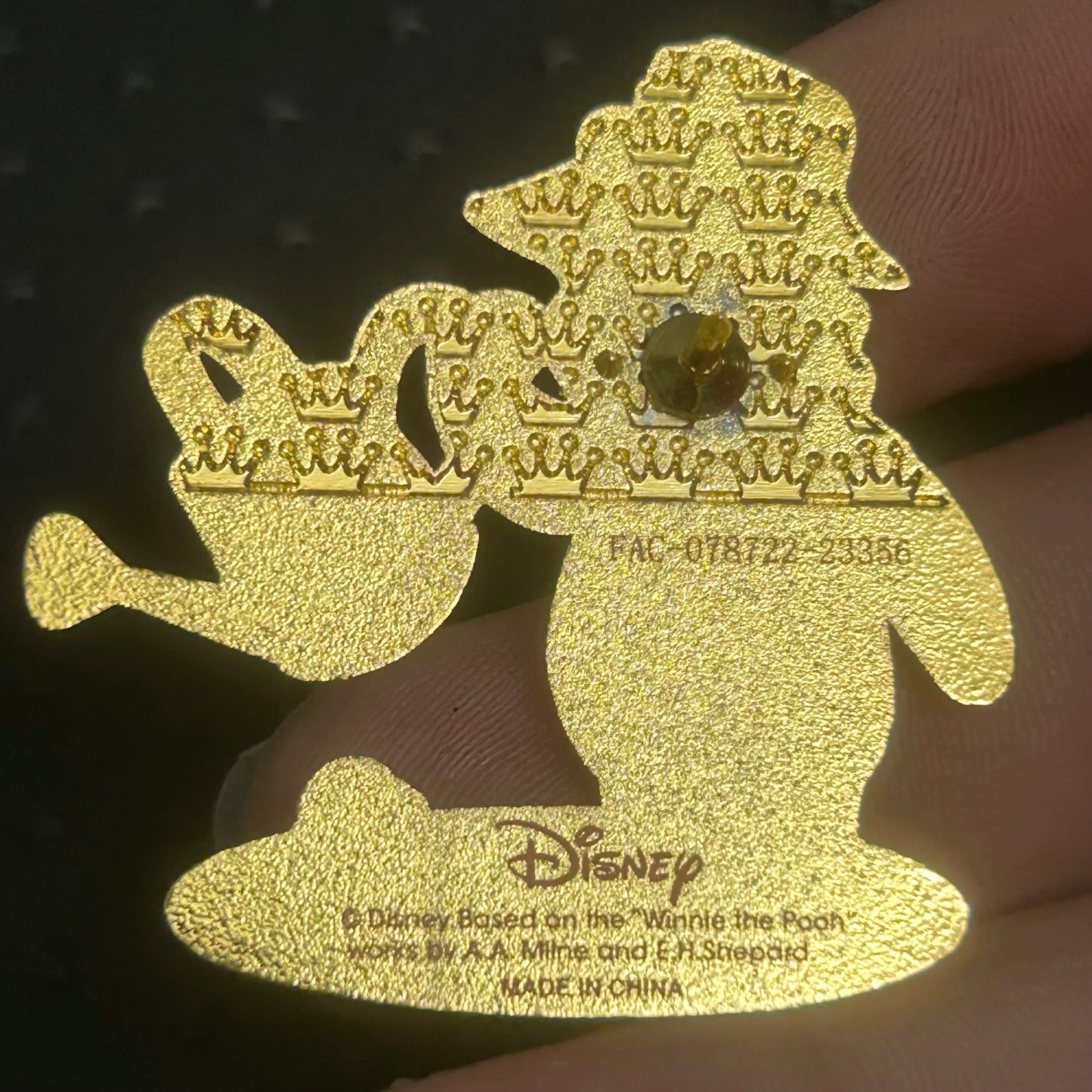 Loungefly - Winnie the Pooh - Gardener - Watering Flower - Disney Pin