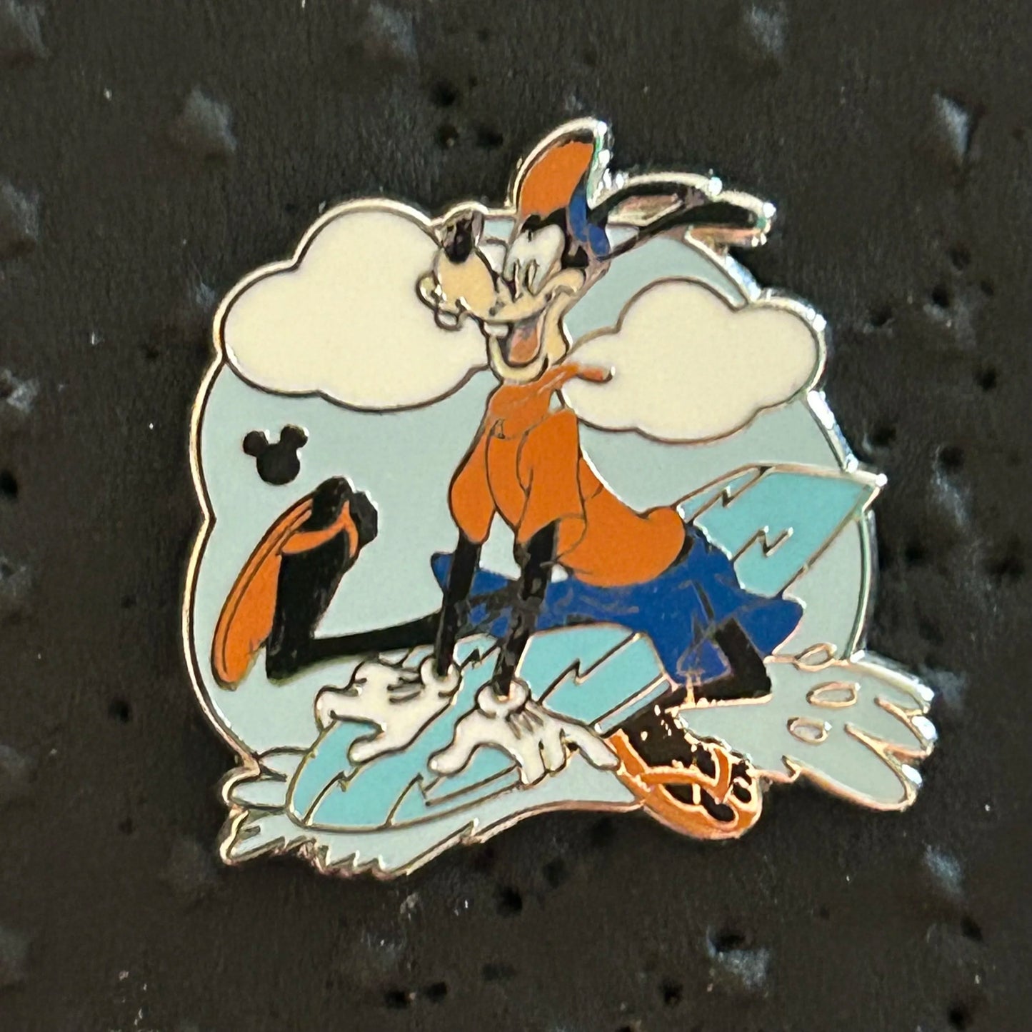 2020 - Goofy - DLR - Surfing on a Wave - Hidden Mickey - Disney Pin