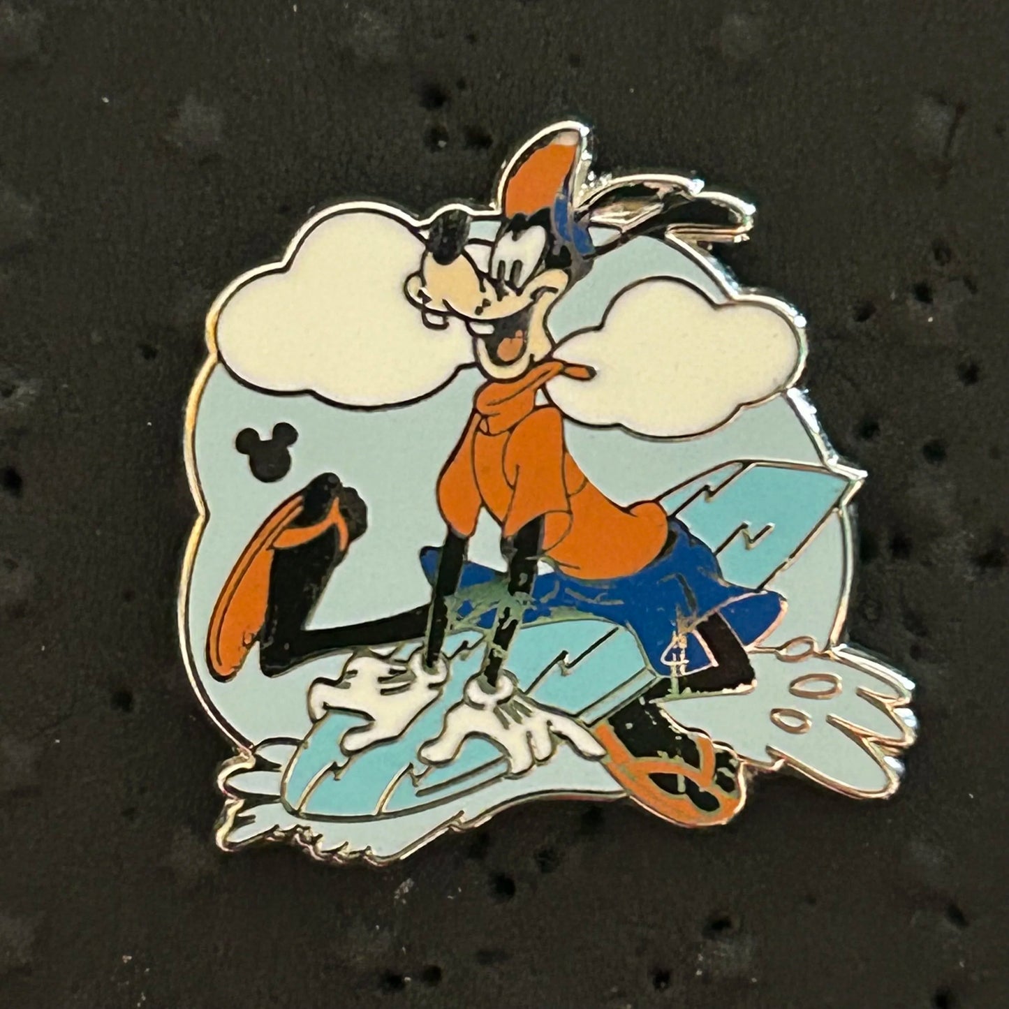 2020 - Goofy - DLR - Surfing on a Wave - Hidden Mickey - Disney Pin