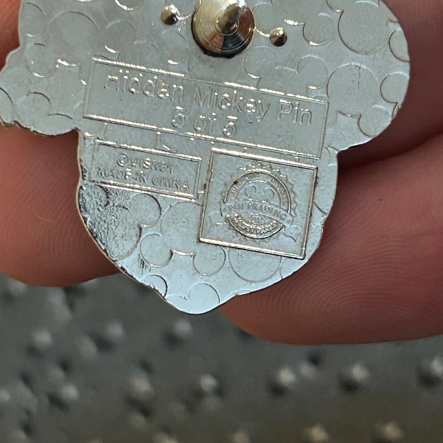 2015 - Minnie Mouse - Mardi Gras - DLR - Hidden Mickey Pin