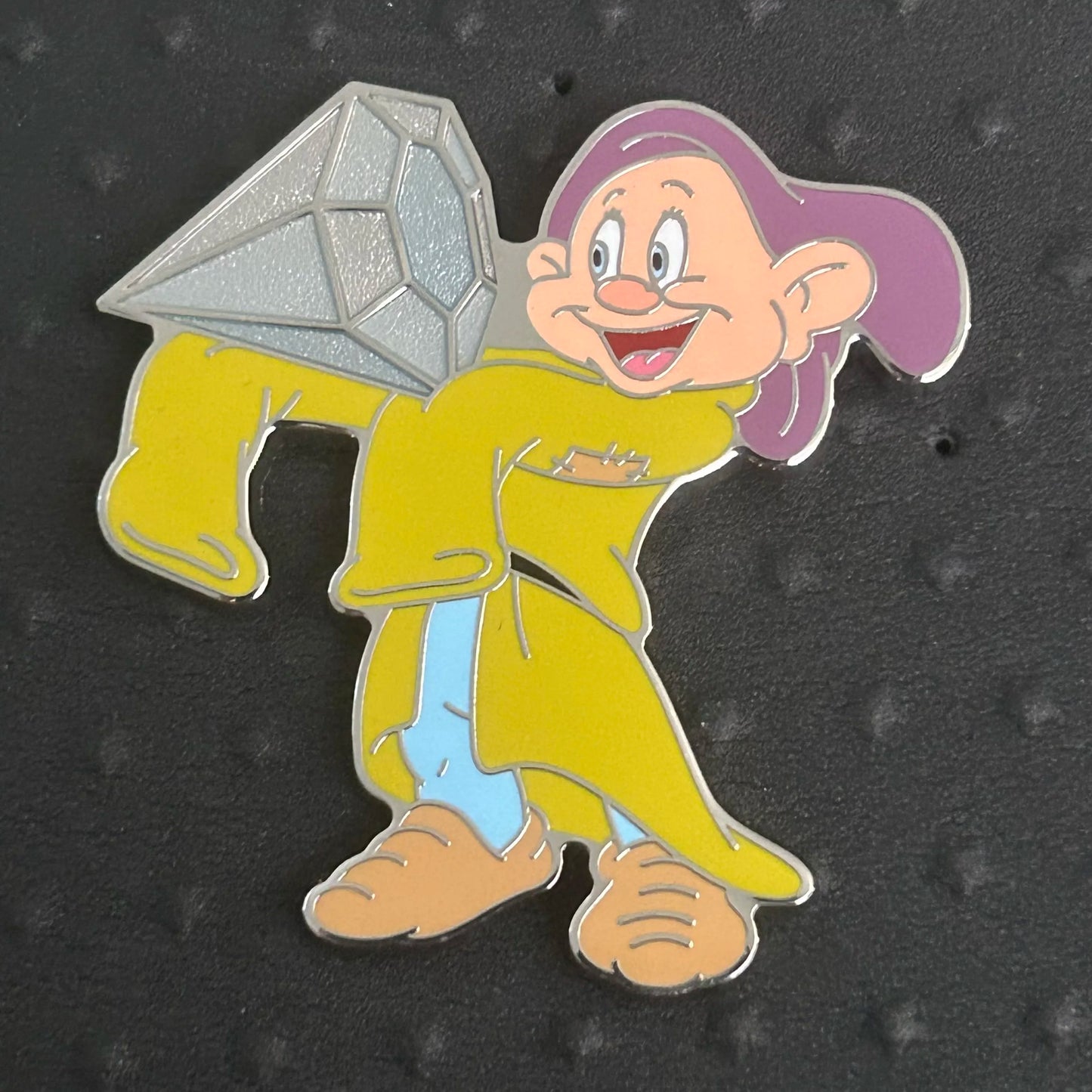 2024 - Dopey - Holding Jewel - Snow White - Disney Pin