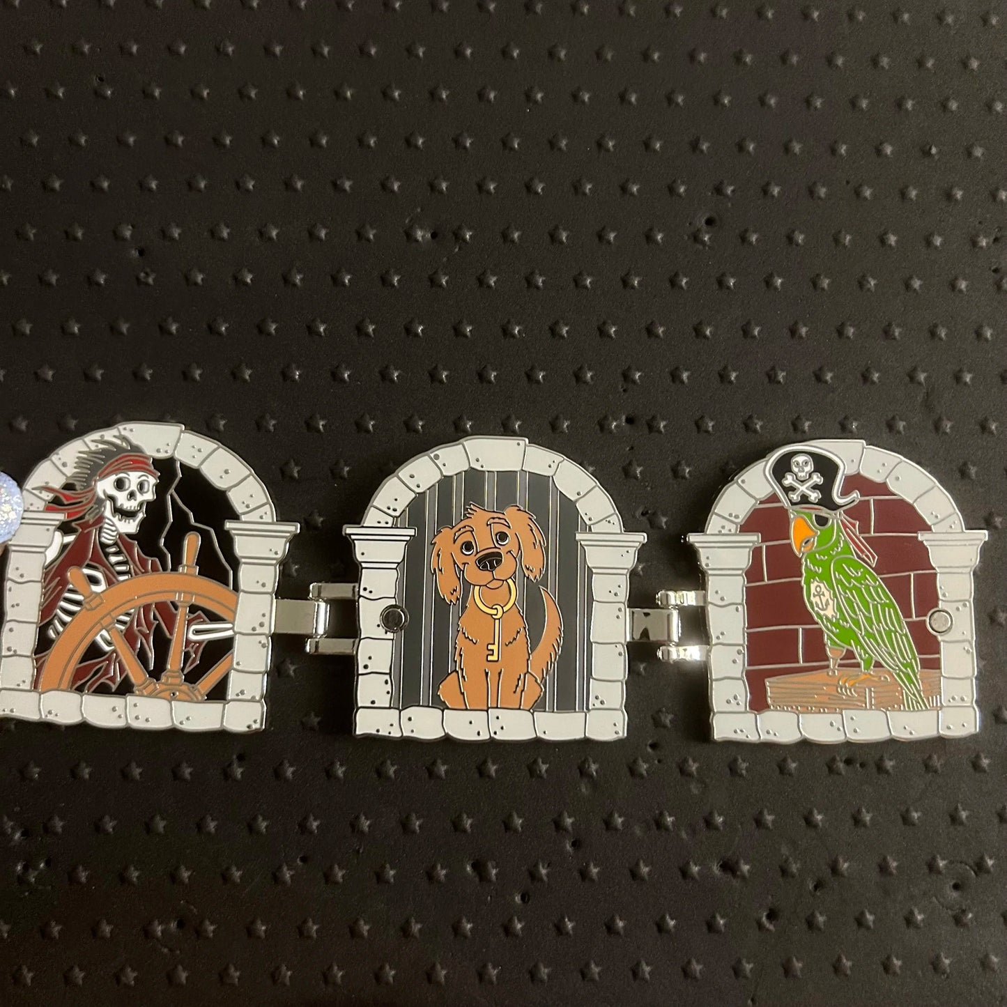 2022 - Pirates of the Caribbean - Pirates, Bird and Dog - Tri Fold - Hinge - Disney Pin