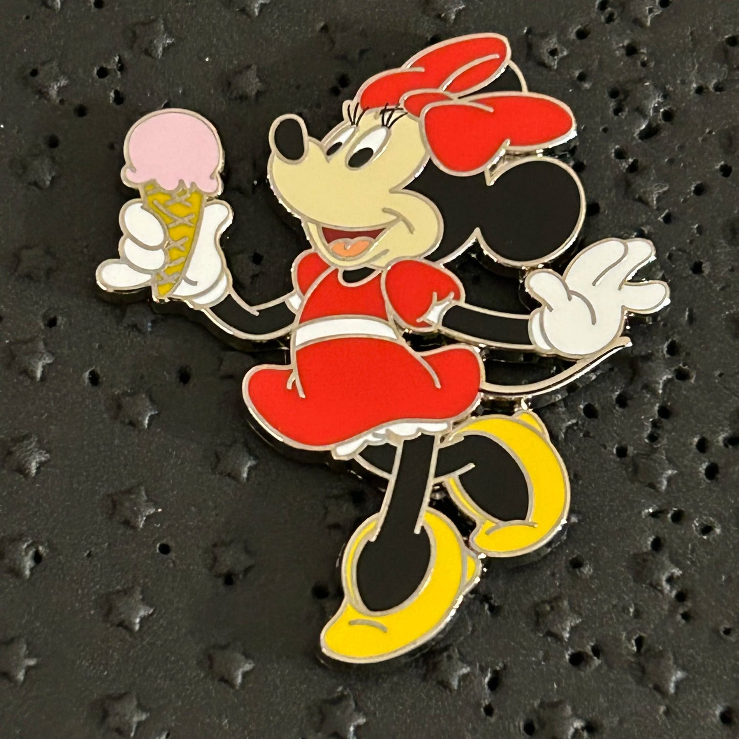 2024 - Minnie Mouse with Strawberry Ice Cream - Disney Pin