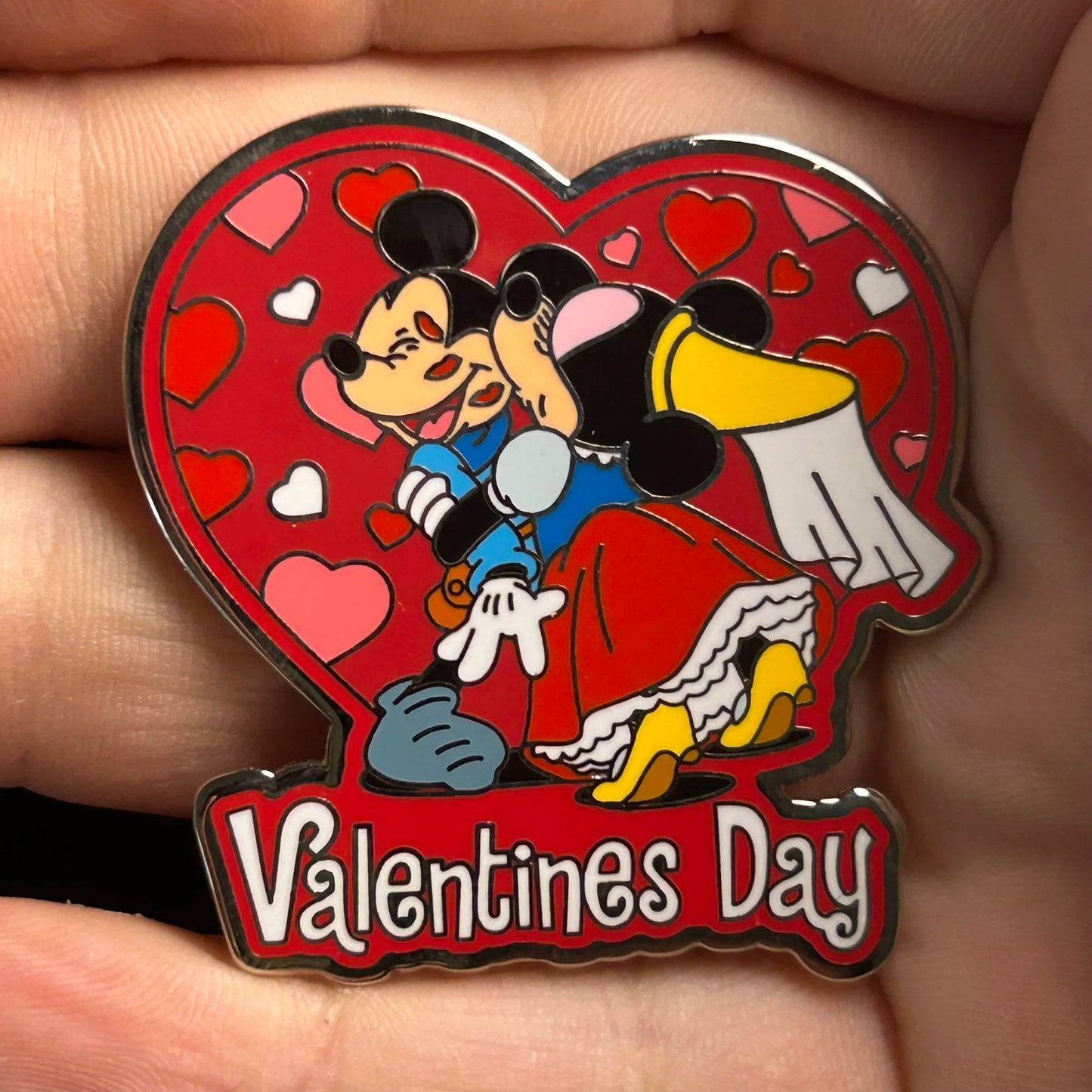 2003 - Mickey and Minnie Mouse - Kissing - Valentines Day - Holiday - Disney Pin