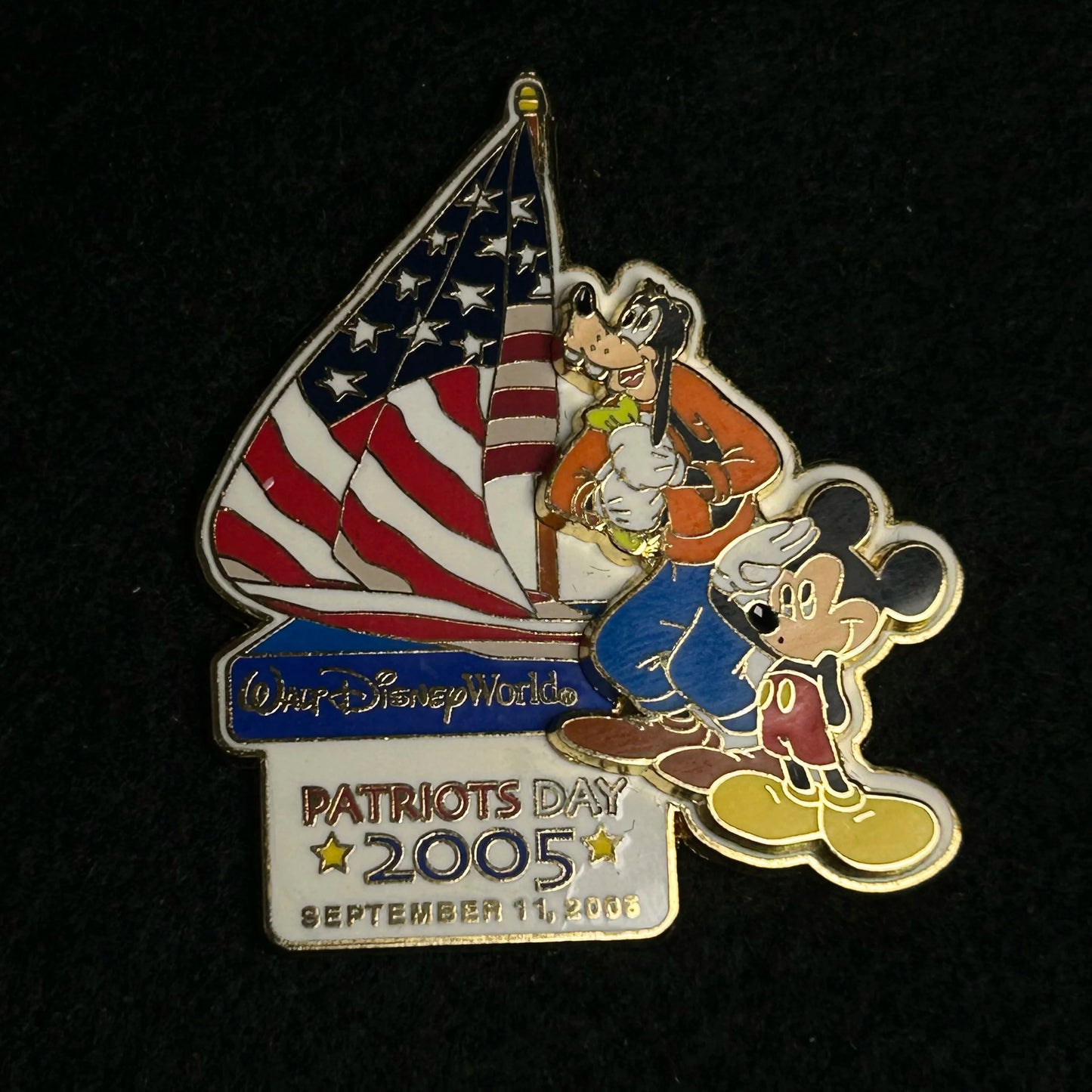 2005 - Mickey and Goofy - Patriots Day - USA Flag - WDW - LE 2,500 - Disney Pin