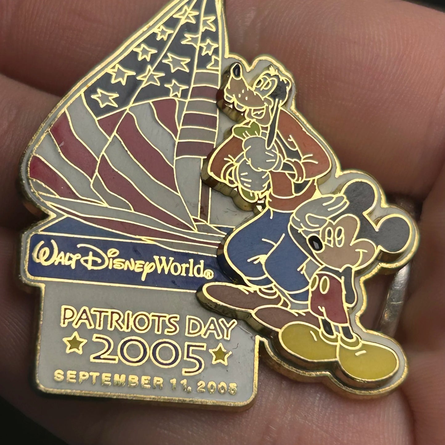 2005 - Mickey and Goofy - Patriots Day - USA Flag - WDW - LE 2,500 - Disney Pin