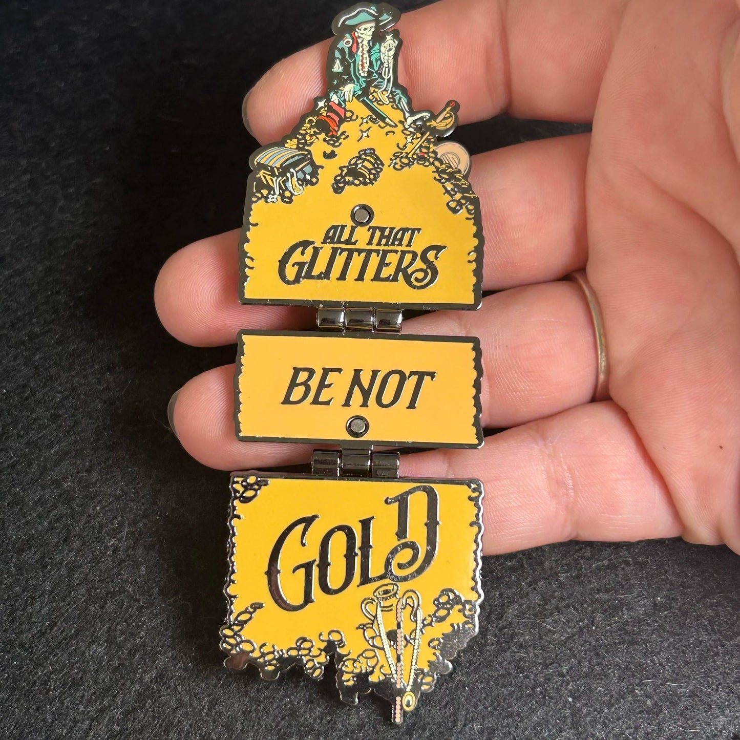 2025 - All That Glitters Be Not Gold - Pirates of the Caribbean - Hinge - Disney Pin