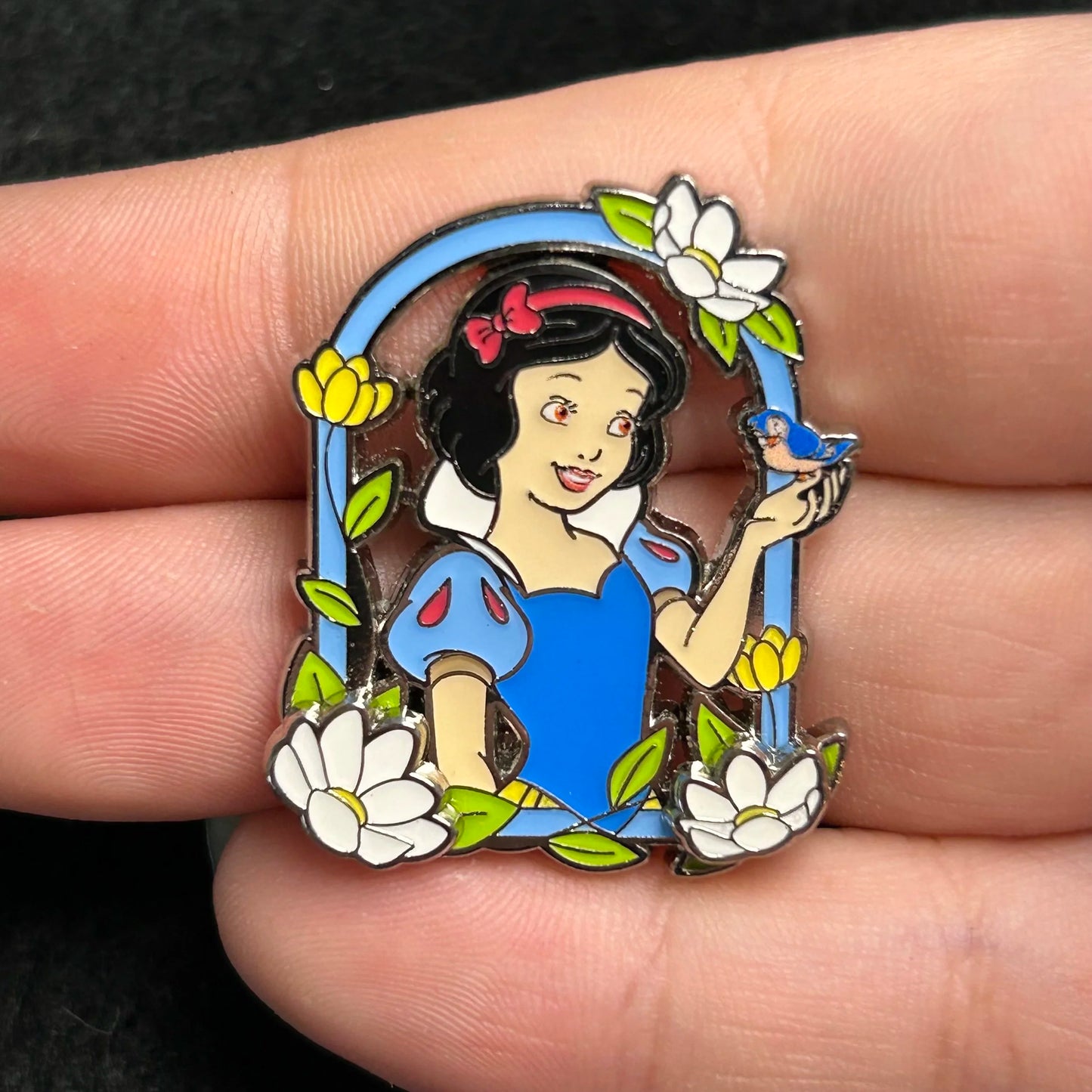 Loungefly - Snow White - Windowsill - With Bird - Disney Pin