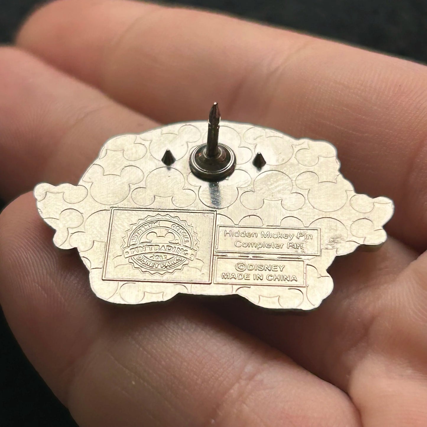 2017 - Mickey and Minnie Kissing - Silhouette - Hidden Mickey - Disney Pin