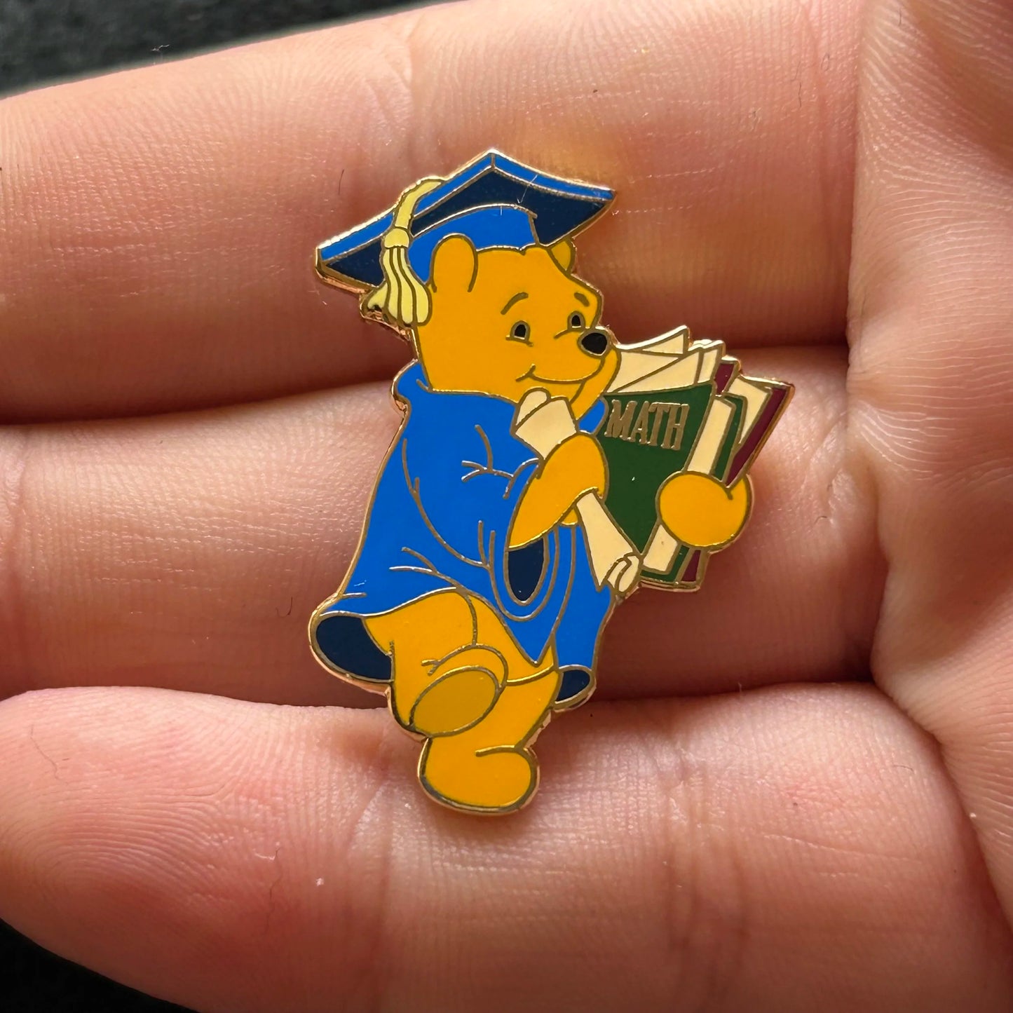 2000 - Winnie the Pooh - Graduate - Math Books in Hand - LE 20,000 - Disney Pin