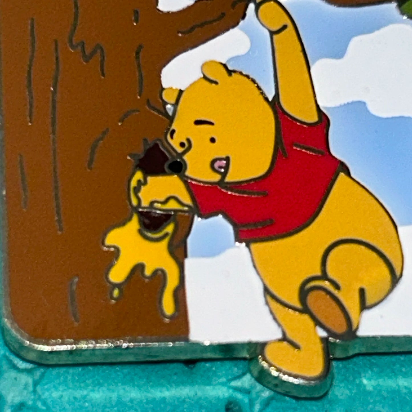 2021 LE Winnie the Pooh Balloon and Honey Tree Pin
