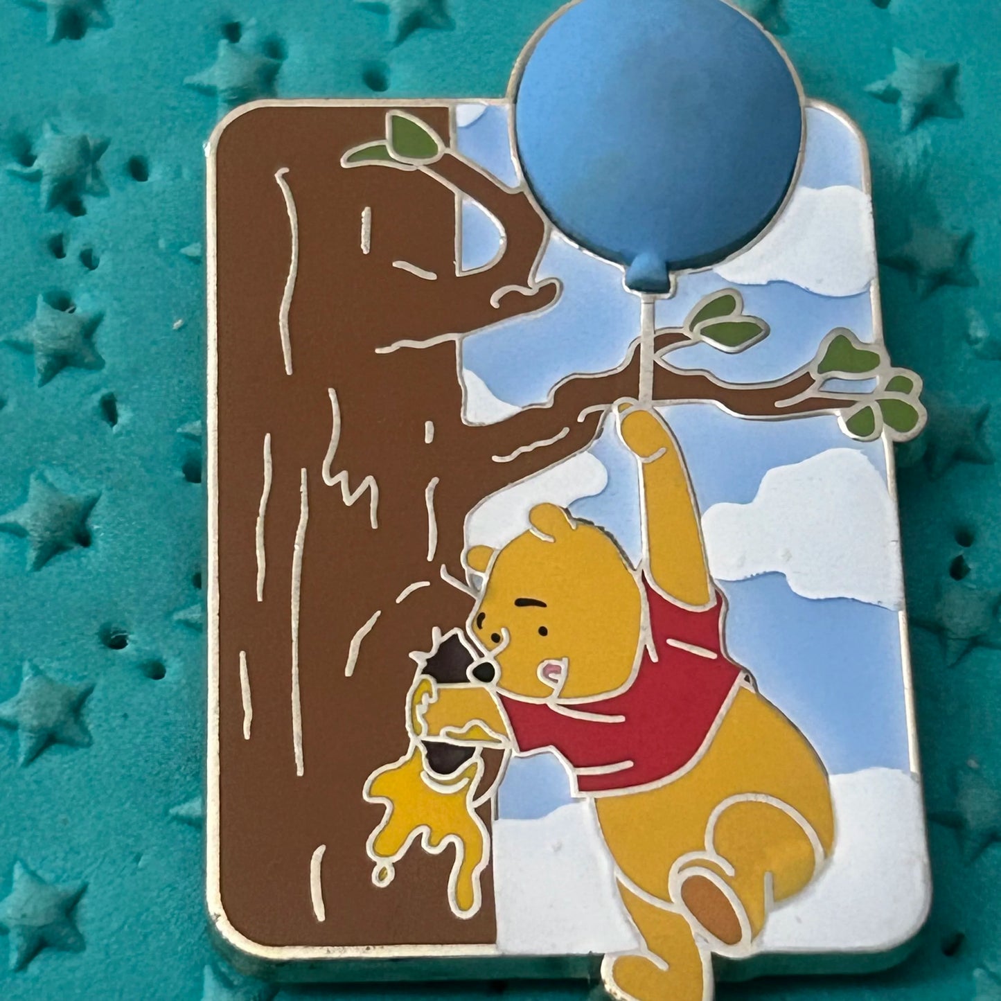 2021 LE Winnie the Pooh Balloon and Honey Tree Pin