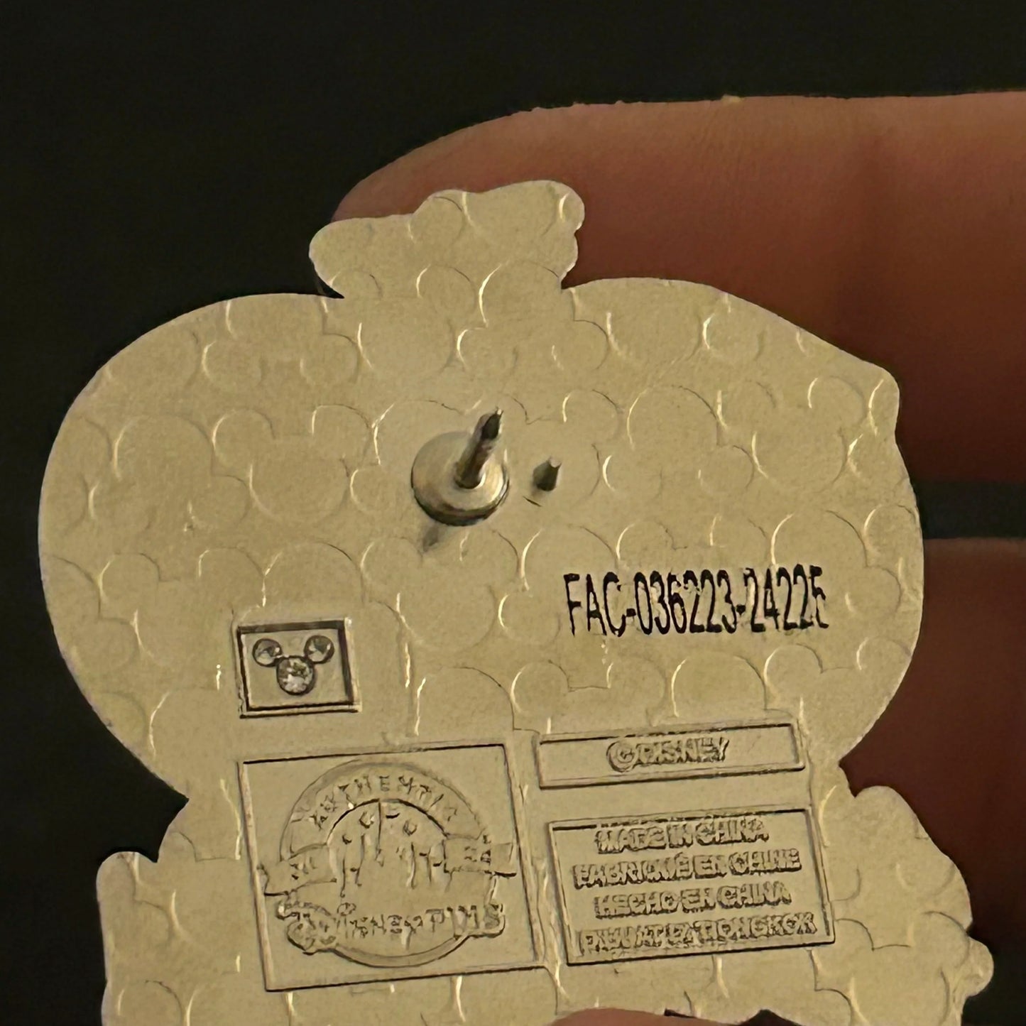 2024 - Mickey Mouse - Holding Key - Kingdom Hearts - Disney Pin