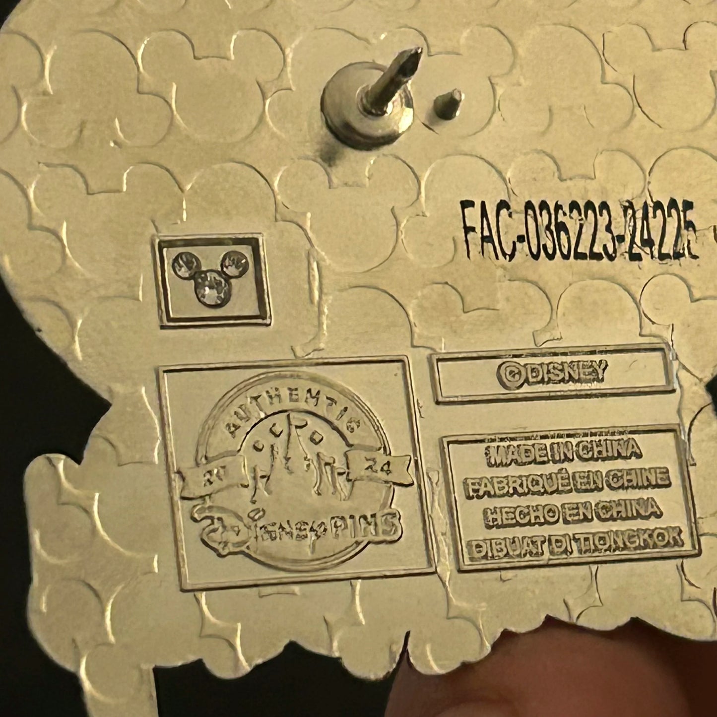 2024 - Mickey Mouse - Holding Key - Kingdom Hearts - Disney Pin
