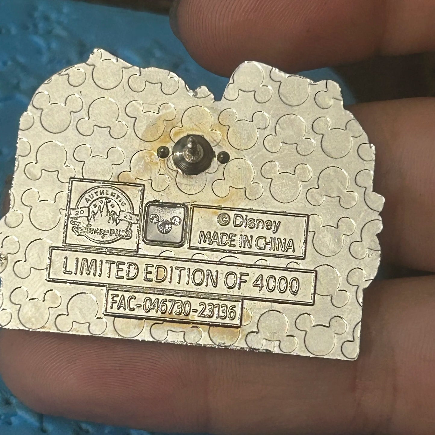 2023 - LE - Mickey/ Minnie - Christmas - Gift Card Book Pin