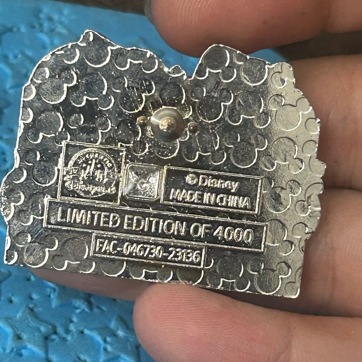 2023 - LE - Mickey/ Minnie - Christmas - Gift Card Book Pin