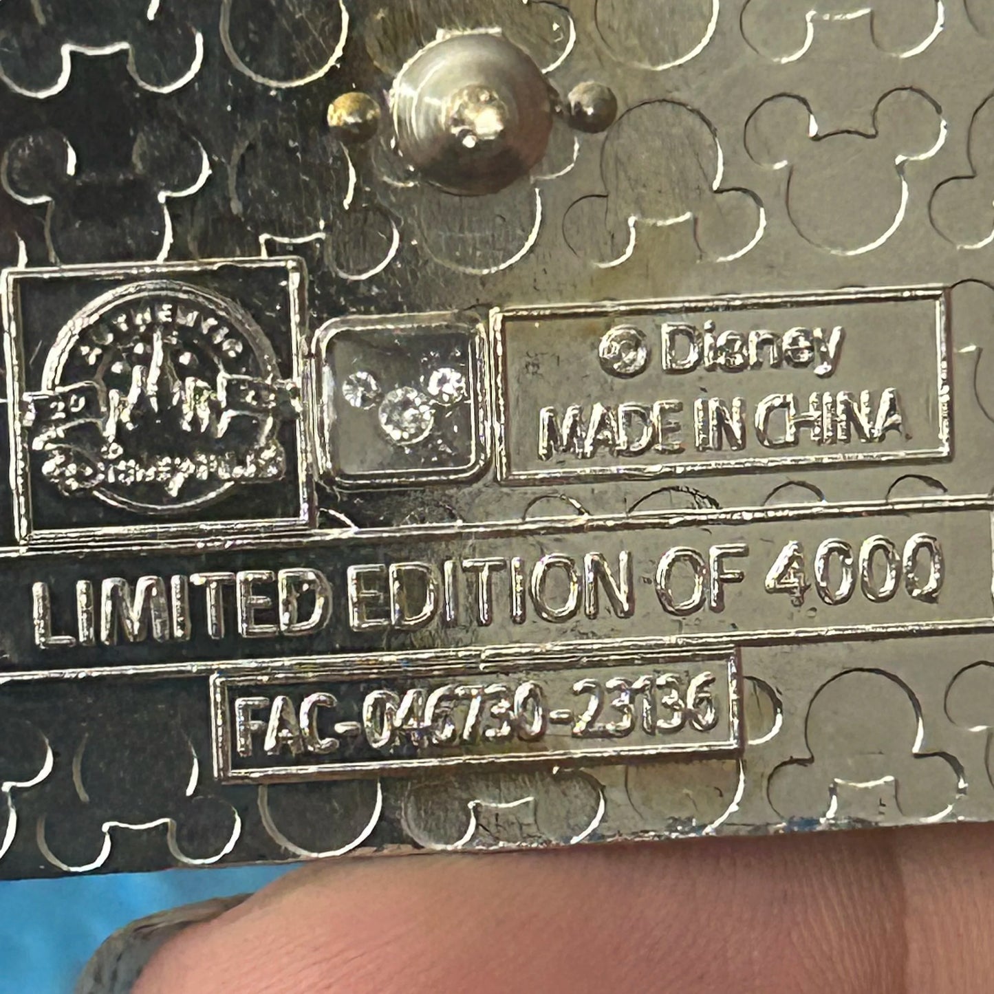 2023 - LE - Mickey/ Minnie - Christmas - Gift Card Book Pin