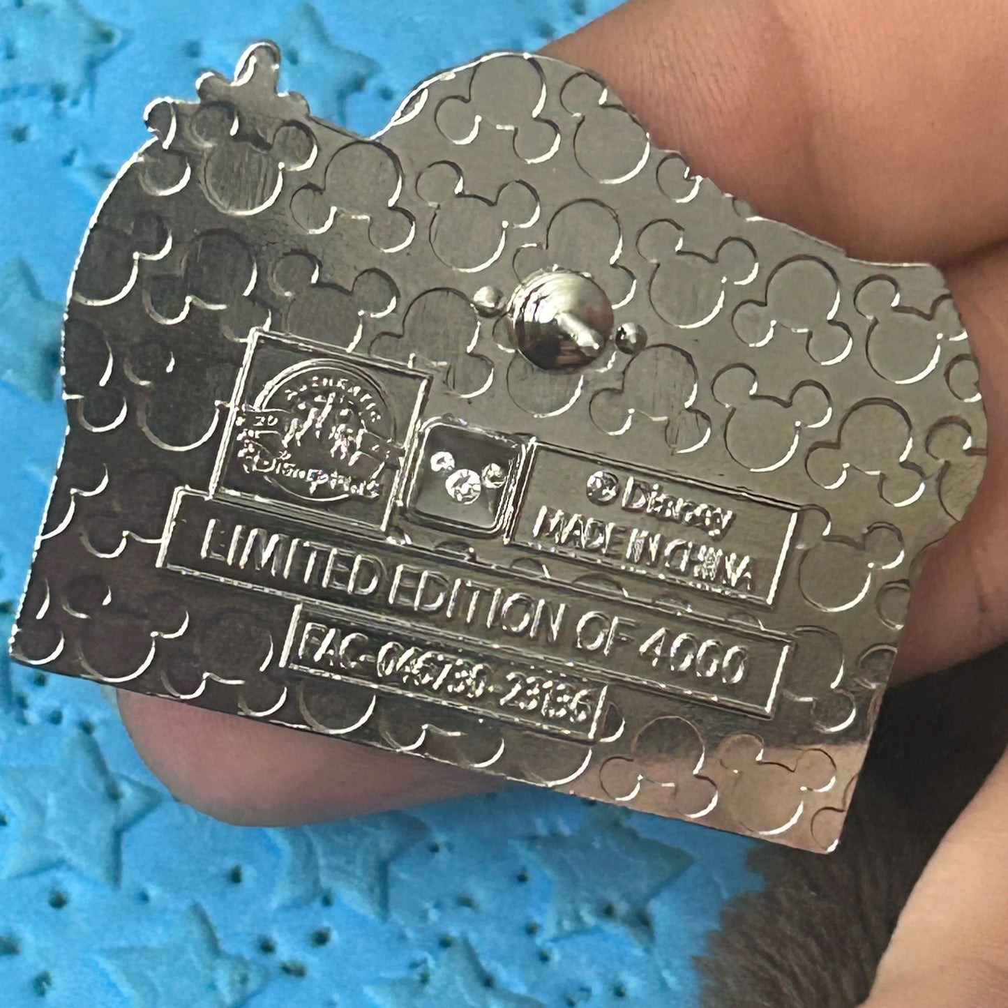 2023 - Moana Hugging Pua- LE Pin