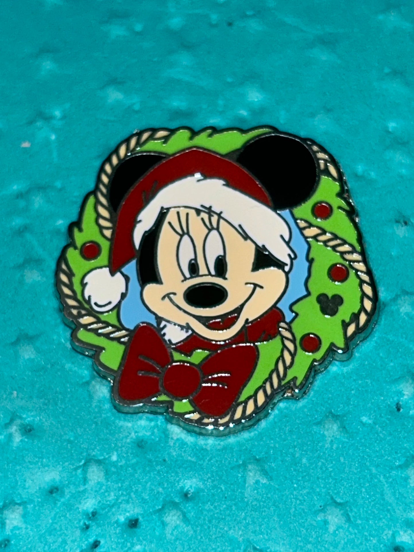2006 - DLR - Cast Lanyard - Minnie Mouse Santa - Christmas Wreath Pin