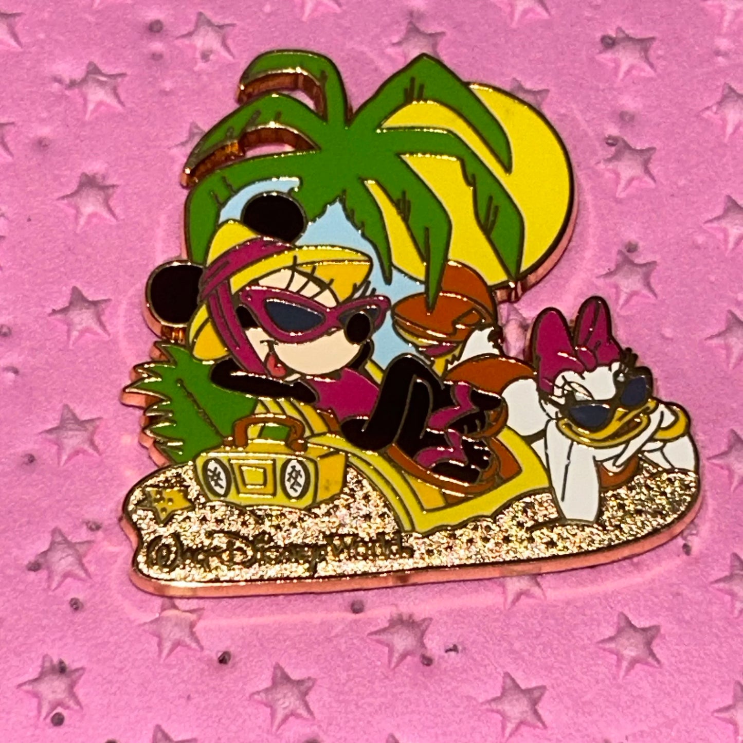 2003 - Minnie Mouse And Daisy - Beach Lounging Pin