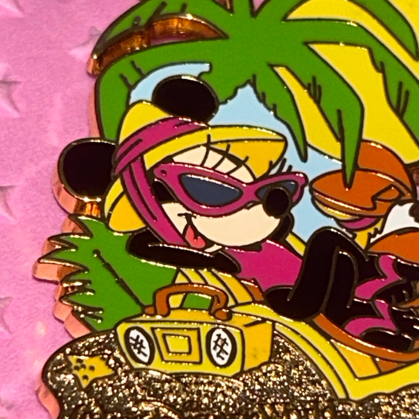 2003 - Minnie Mouse And Daisy - Beach Lounging Pin
