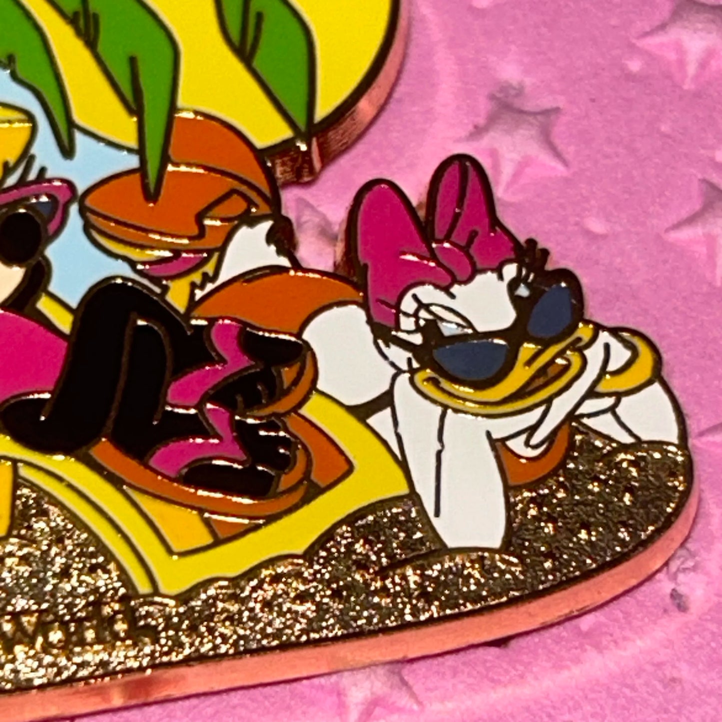 2003 - Minnie Mouse And Daisy - Beach Lounging Pin