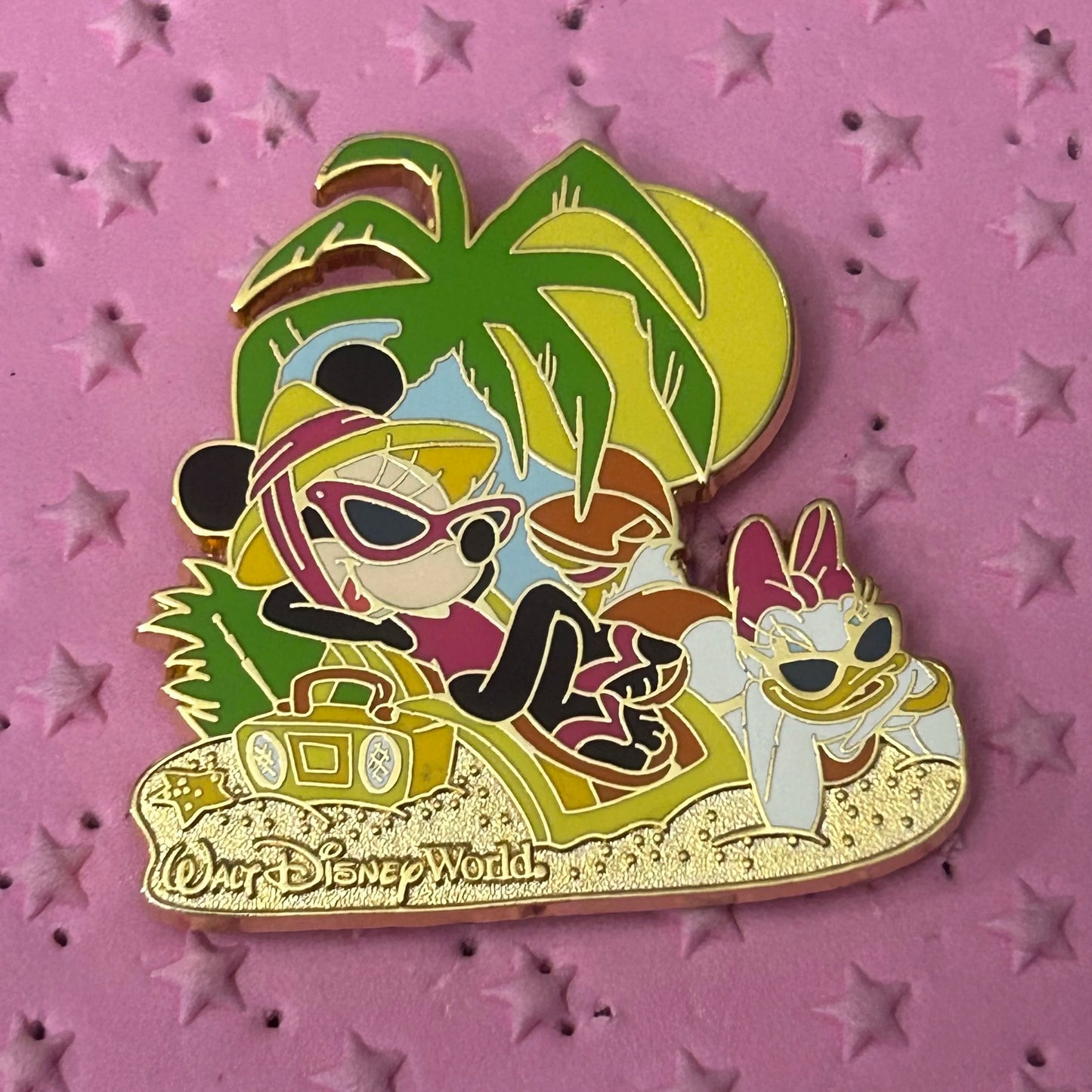 2003 - Minnie Mouse And Daisy - Beach Lounging Pin
