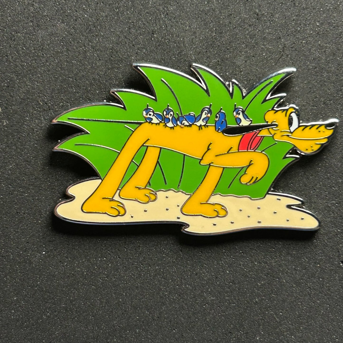 2025 - Pluto Birds On Back - Pointing - Disney Pin