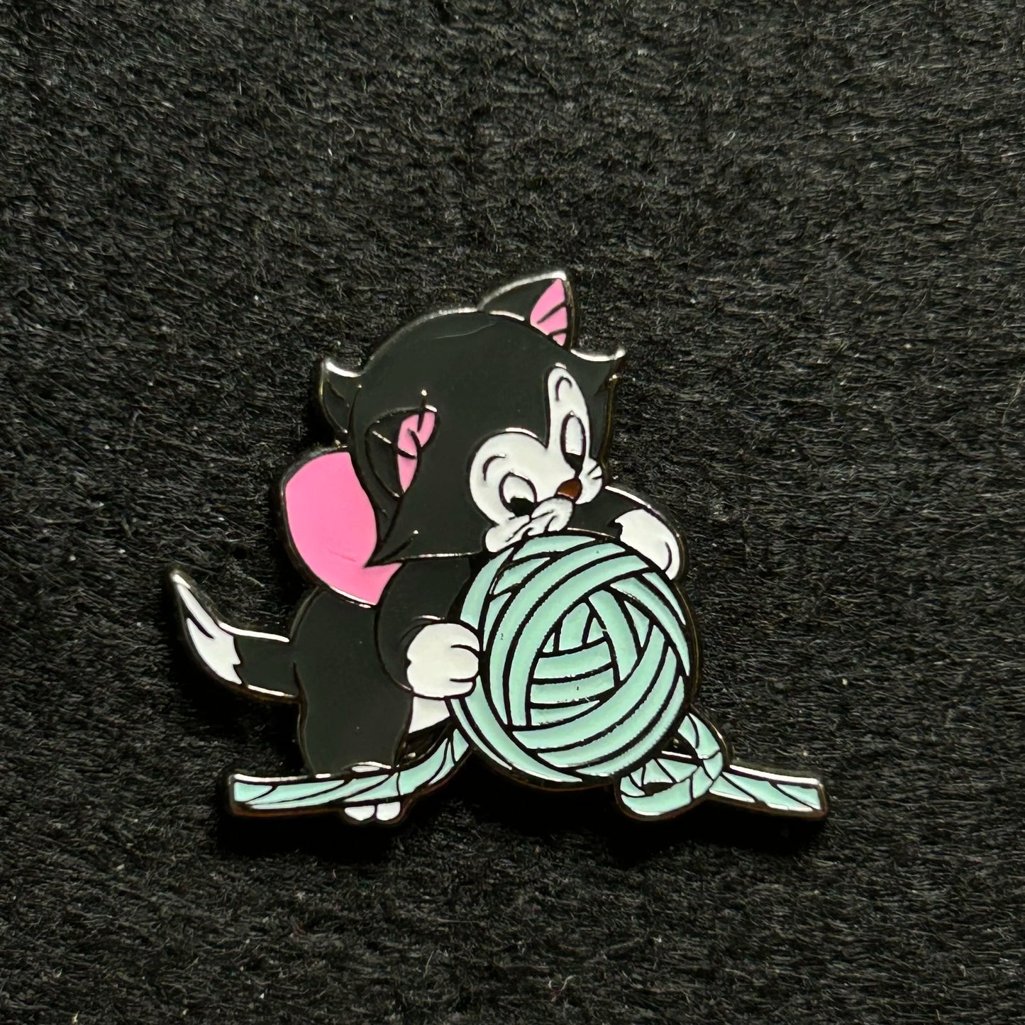 Loungefly - Figaro Playing With Yarn - Pinocchio - Disney Pin